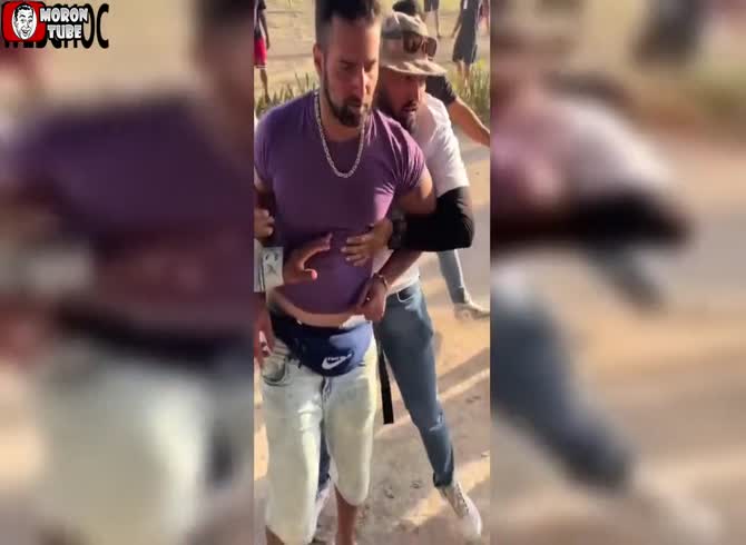 Video :When a visitor ascends the Kukulk&aacute;n pyramid, locals assault them